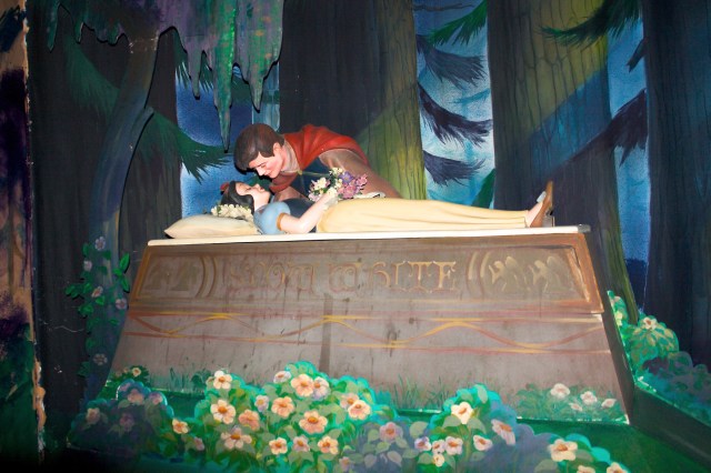 WHOLE TEAM - WHOLE DEAL - WHOLE RESOLUTION : FAIRY TALE "SNOW WHITE AND SEVEN DWARFS" CELEBRATES THE MIRACLE KISS THAT SAVED SNOW WHITE'S LIFE FROM THE EFFECTS OF A DANGEROUS POISON . #WHOLEKISS IS PERFECTION OF THE ART OF KISSING .