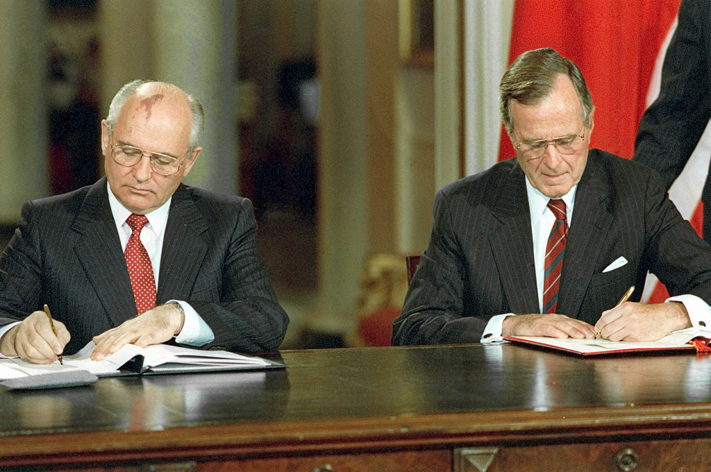 THE  EVIL  RED  EMPIRE  -  NUCLEAR  EXPANSIONISM :  SOVIET  PRESIDENT  MIKHAIL  GORBACHEV  WITH  US  PRESIDENT  GEORGE  BUSH  SIGNING  TREATY  ON  DECEMBER 06,  1990.