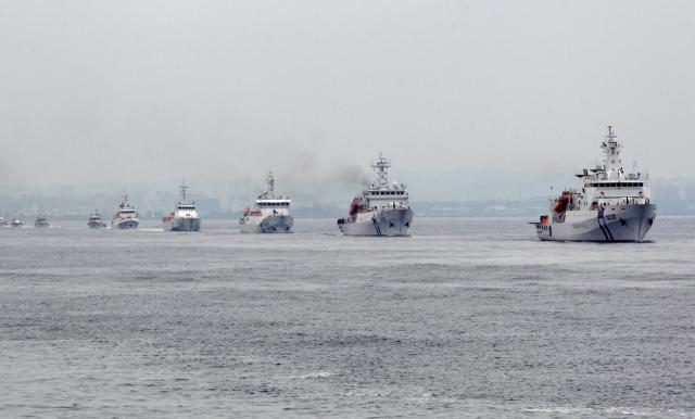 Taiwan Coast Guard patrol ships are seen during a drill held about 4 nautical miles out of the port of Kaohsiung, southern Taiwan, June 6, 2015. Taiwan's coast guard on Saturday commissioned its biggest ships for duty, in the form of two 3,000 ton patrol vessels, as Taipei boosts its defences amid concerns about China's growing footprint in the disputed South China Sea. REUTERS/Pichi Chuang