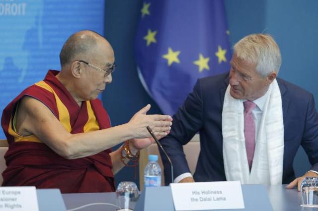 Tibet's exiled spiritual leader the Dalai Lama (L) talks with Secretary General of the Council of Europe Thorbjorn Jagland, during his visit at the Council of Europe in Strasbourg, France, September 15, 2016. REUTERS/Vincent Kessler